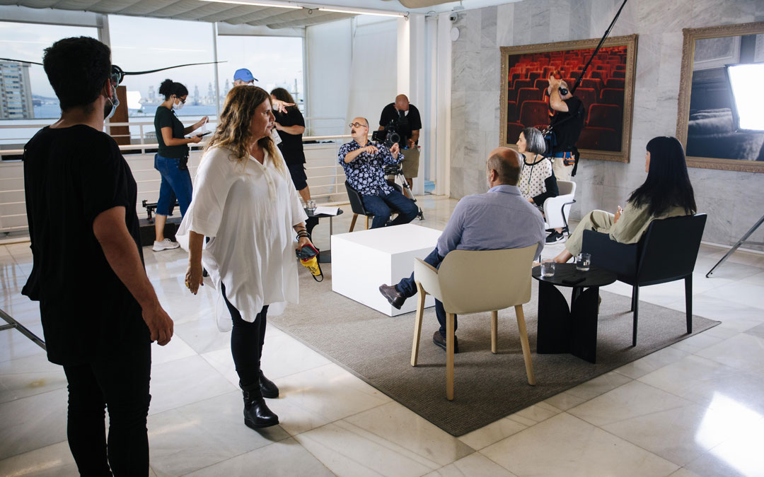 Marta de Santa Ana (de pie) y Luis Roca (sentado de frente), grabando a una de las expertas, Arantxa Aguirre, en el Centro Atlántico de Arte Moderno de Las Palmas de Gran Canaria. / Benito Pérez Buñuel