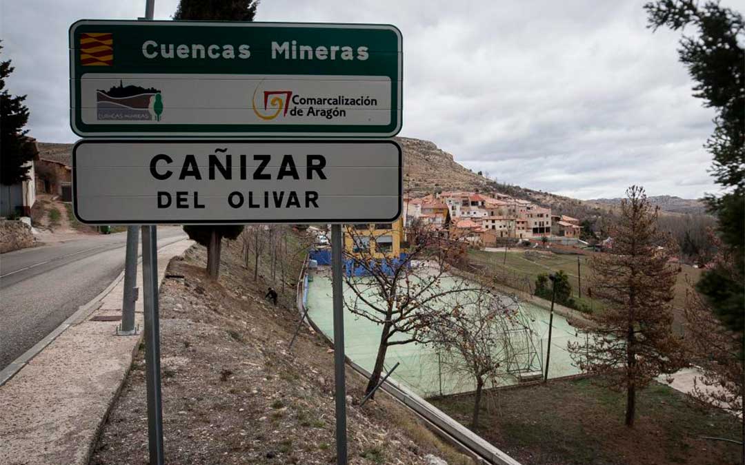 El camionero borracho pretendía cargar su camión de agua embotellada en Cañizar del Olivar pero un empleado alertó a la Guardia Civil./ Heraldo-Laura Uranga