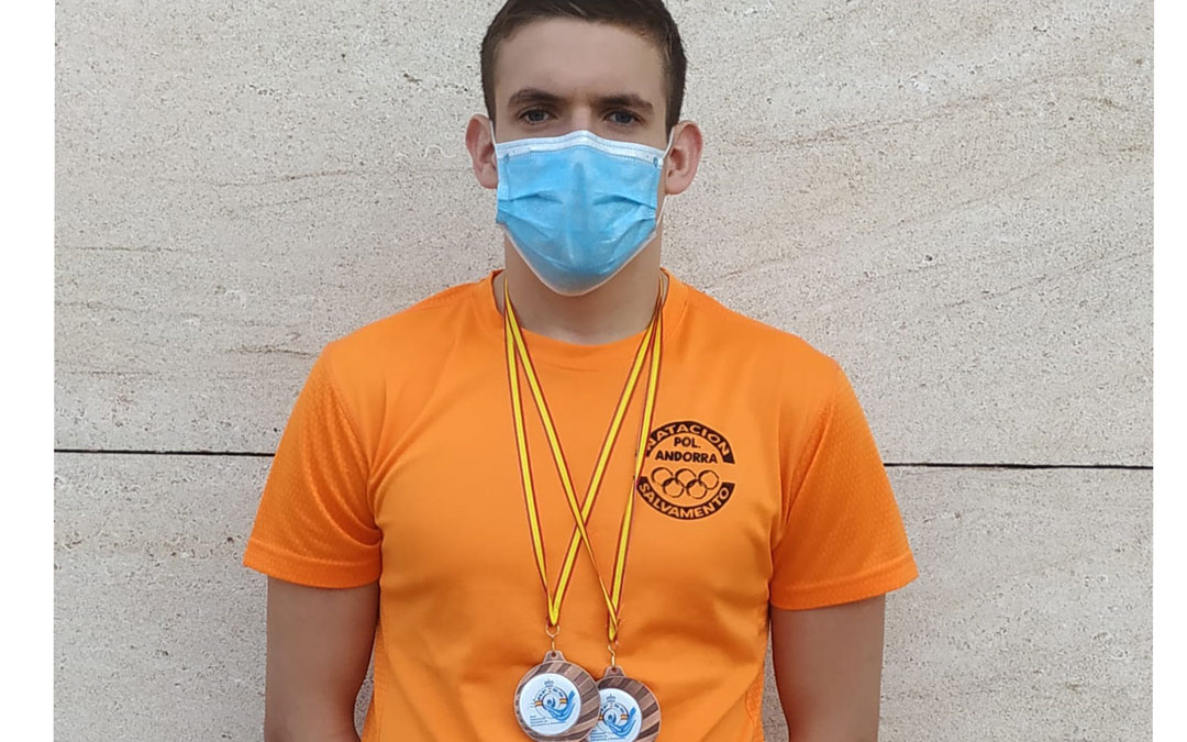 Carlos González con las dos medallas de bronce conseguidas después de haberse disputado dos jornadas del nacional. Foto: C.B.