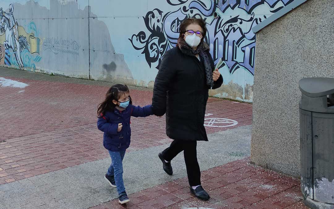 Una alumna llegando a clase en el CEIP Juan Sobrarias de Alcañiz./ Alberto Gracia