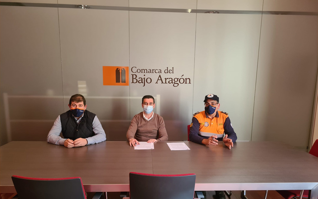 Firma del convenio entre el consejero, Alfonso Palos, y presidente, Luis Peralta y la Agrupación de Voluntarios de Protección Civil. / Comarca Bajo Aragón
