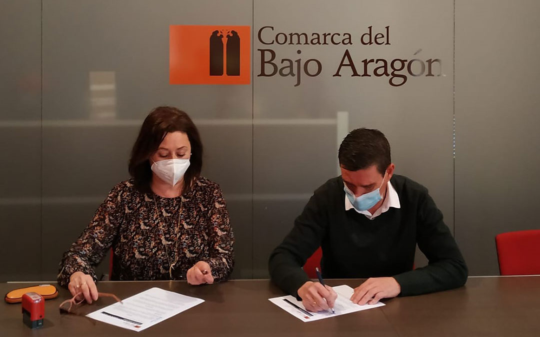 Firma del convenio entre Luis Peralta, presidente de la Comarca del Bajo Aragón, e Inés Cebolla, directora gerente de la Fundación San Ezequiel Moreno. / Comarca Bajo Aragón