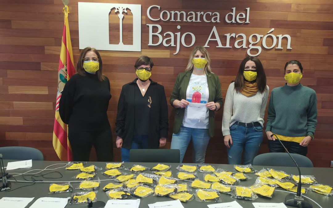La consejera delegada Susana Mene, en el centro del equipo del Área de Mujer de la Comarca. / Comarca Bajo Aragón