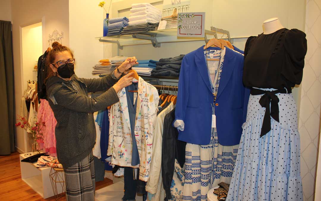 Cristina Foz, de El Ropero, con las prendas de la colección de primavera este viernes / L. Castel