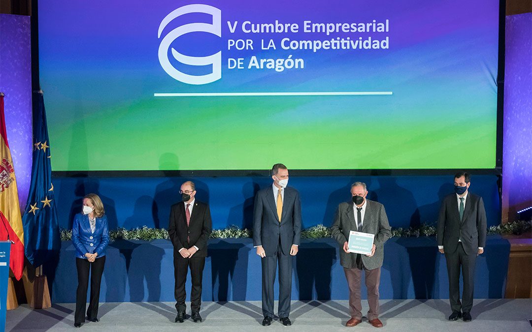 El presidente de Grupo Arcoiris, Delfín Albesa, recogió el reconocimiento./ L.C.
