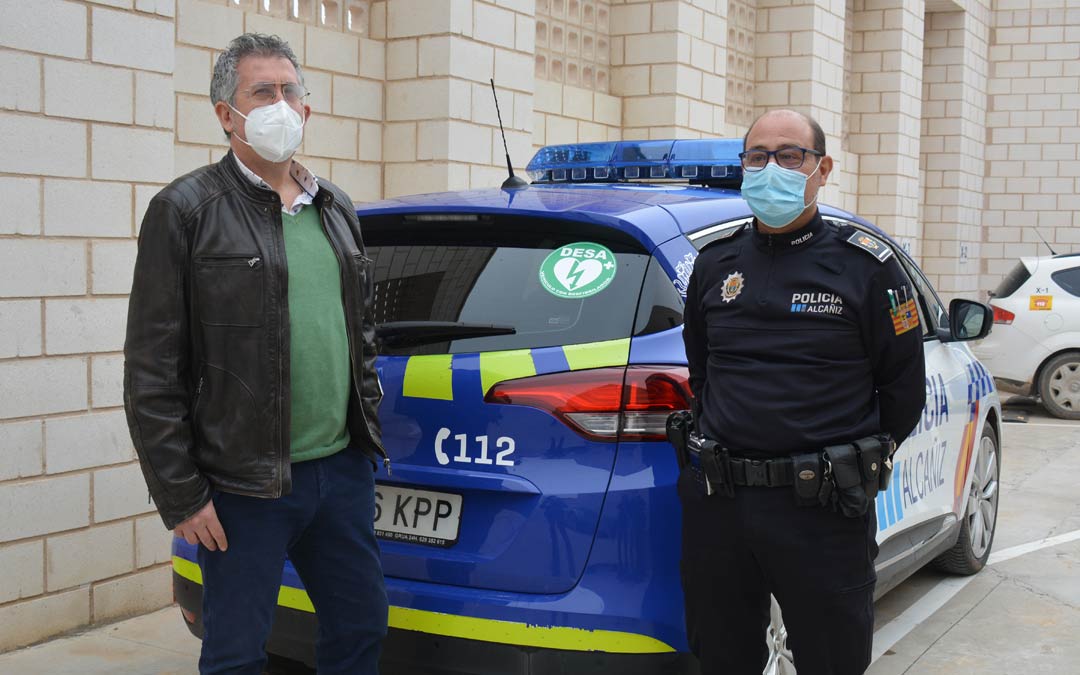 Kiko Lahoz y Pedro Obón junto al vehículo policial equipado con un desfibrilador./I.M.
