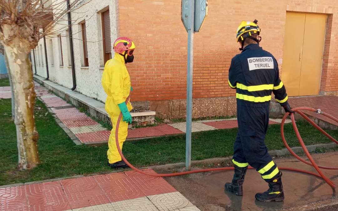 Bomberos de la DPT realizando labores de desinfección en Utrillas./DPT