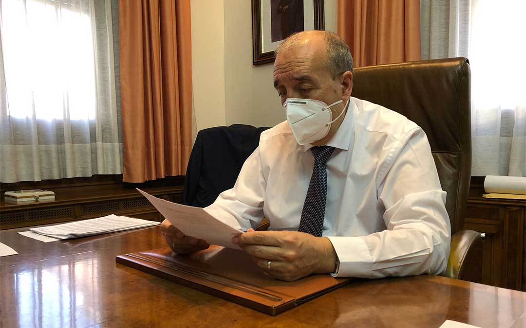 El presidente Rando repasa la lista de las entregas a cuenta a cada uno de los municipios./ DPT