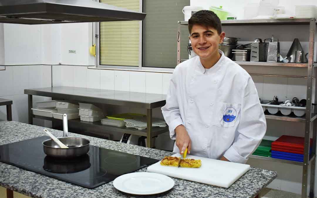 Eloy Sierra estudia una FP Básica de Cocina y Restauración en el IES Mar de Aragón. Foto: L.Q.V.