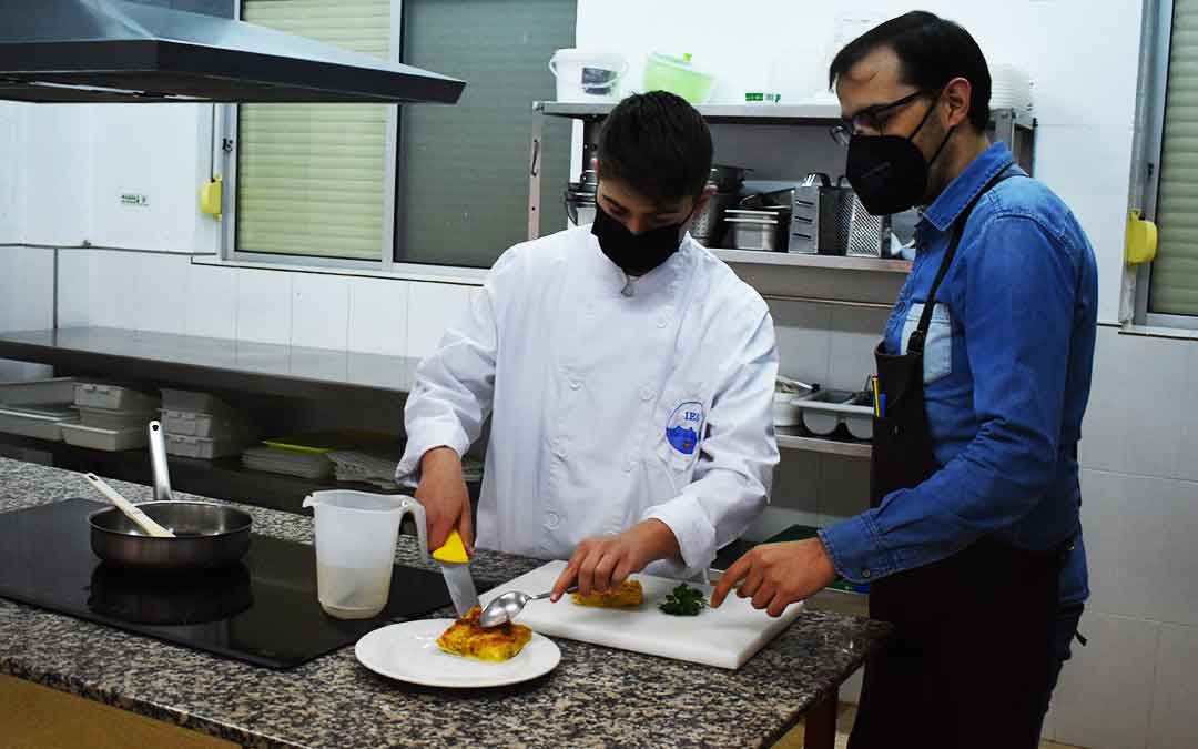 Eloy Sierra y su profesor de Servicios, José Luis Otero.. Foto: L.Q.V.