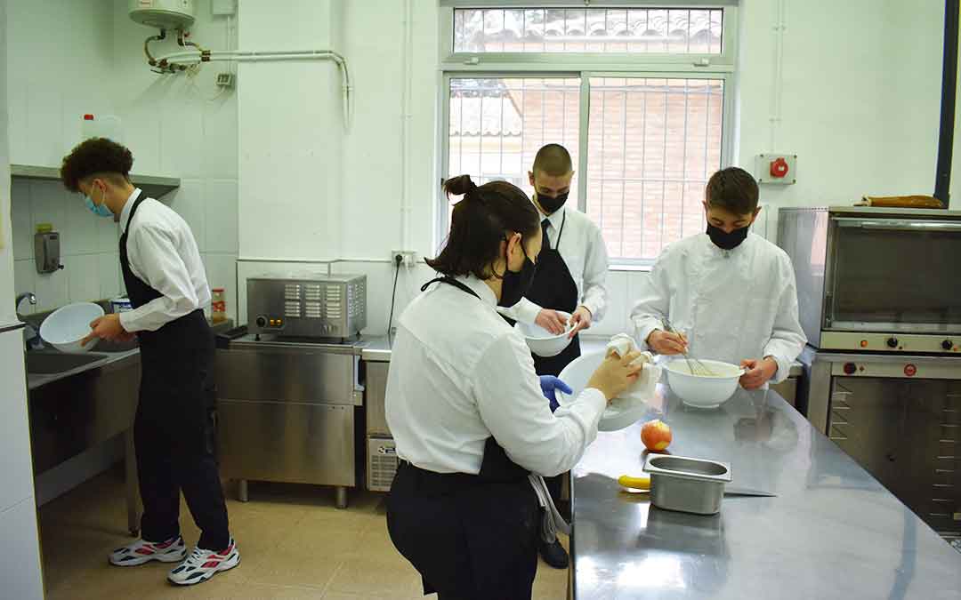 Eloy Sierra y sus compañeros de FP de Cocina y Restauración. Foto: L.Q.V.