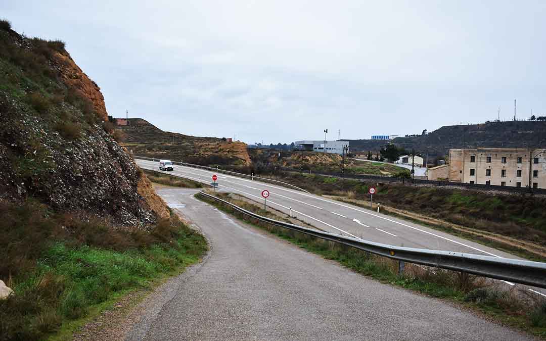 Entrada oficial al Dique, a pocos kilómetros de la Ciudad del Compromiso, donde se actuará para crear un vial dentro del proyecto urbanístico. L.Q.V.