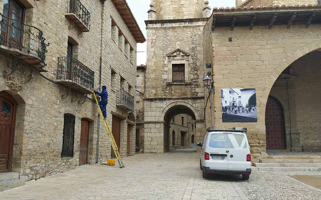 Un operario trabajando en la instalación de la fibra óptica en Cantavieja./Ayuntamiento de Cantavieja