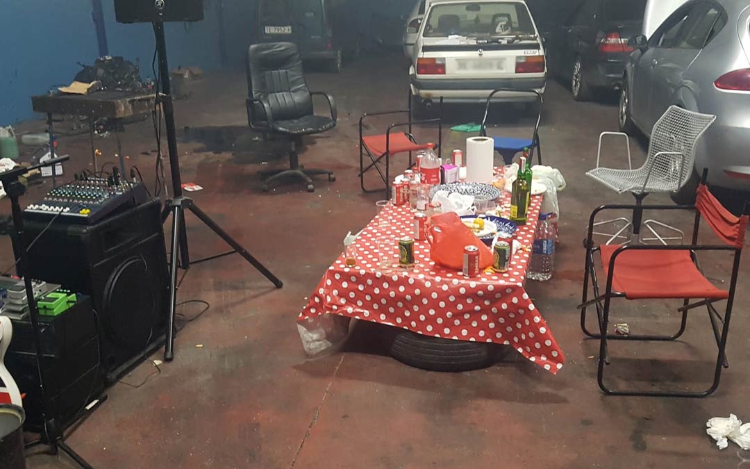 Imagen de archivo de una fiesta intervenida por la Policía Local./Policía Local Alcañiz