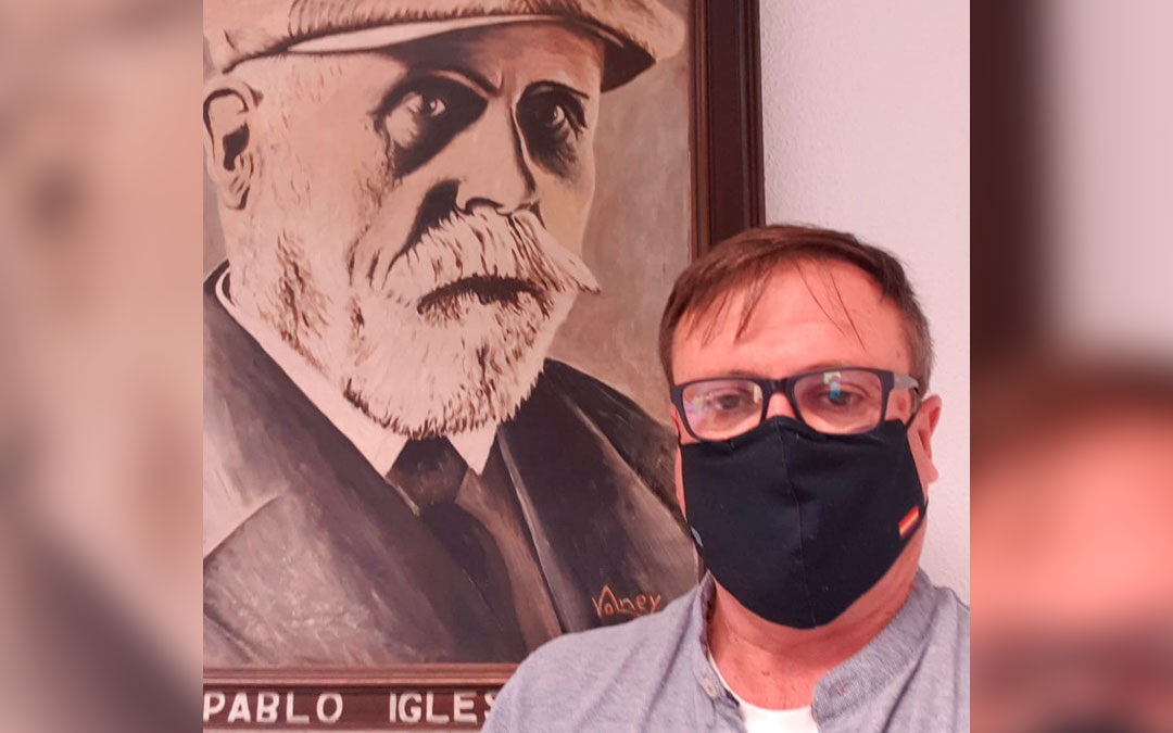 Alejo Galve en una foto con uno de sus referentes, el socialista Pablo Iglesias. / L. C.