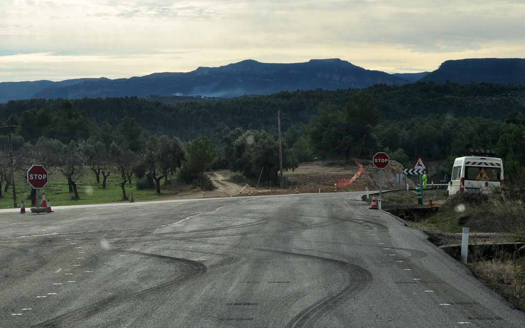 Los operarios ya han comenzado a pintar las líneas de las marcas viales. Tan solo quedará instalar la señalización vertical. J.L.