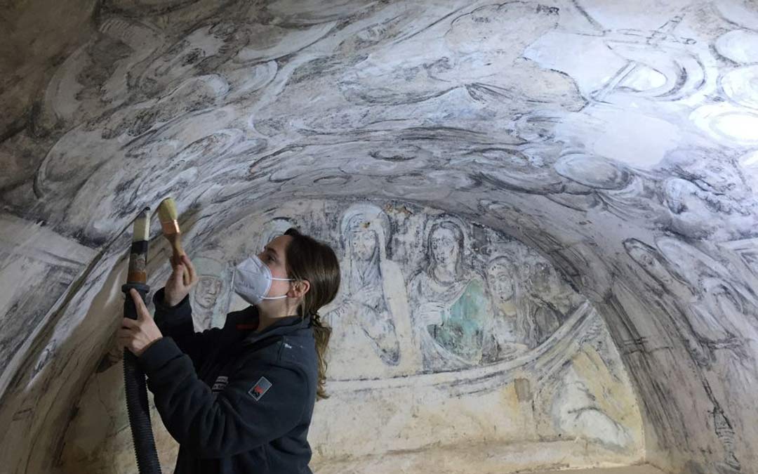 Trabajos de restauración de las grisallas en la Ermita de Bordón./Comarca Maestrazgo