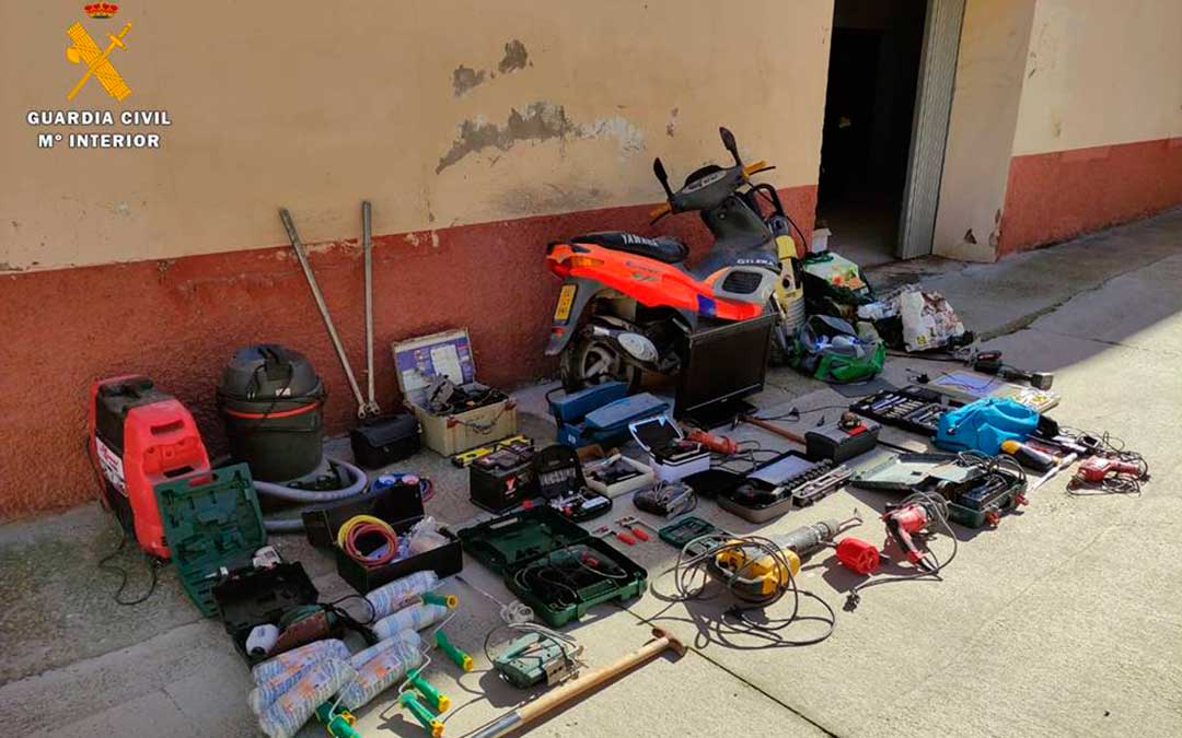 Efectos robados intervenidos en la vivienda de Caspe. Imagen: Guardia Civil.