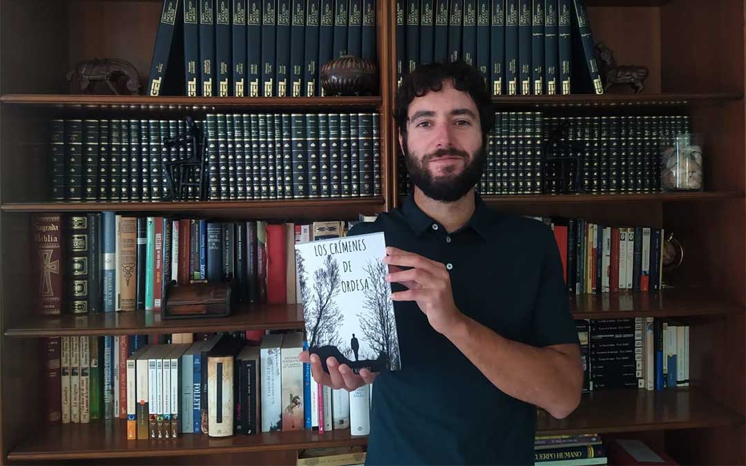 El escritor Héctor Martínez con el libro 'Los crímenes de Ordesa'./ H.M.