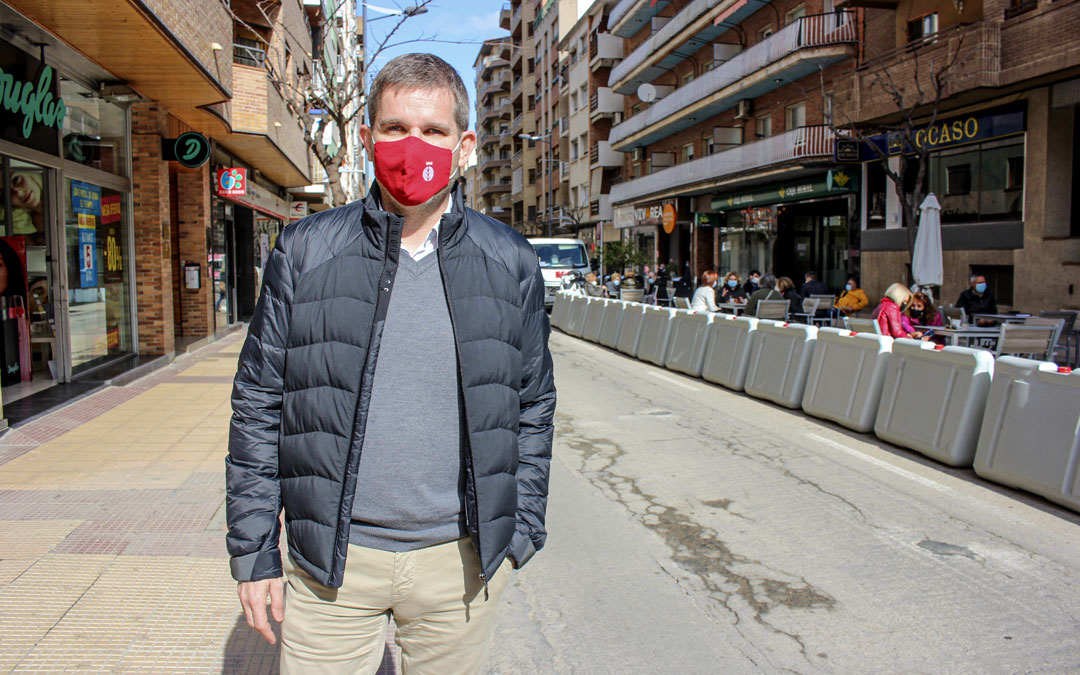 Ignacio Urquizu, esta semana, en la avenida Aragón, la principal arteria económica de la ciudad que vio modificado su aspecto por el covid / L. Castel