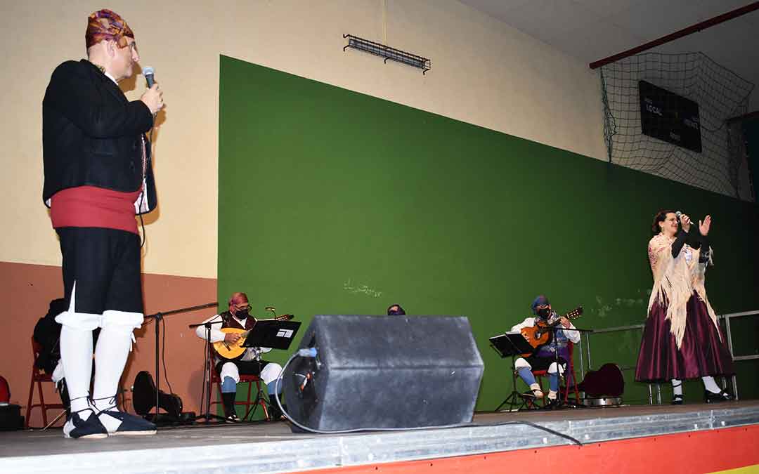 José Luis Urbén cantando una jota junto a la caspolina Marian Altés, este miércoles en el pabellón chipranesco. L.Q.V.