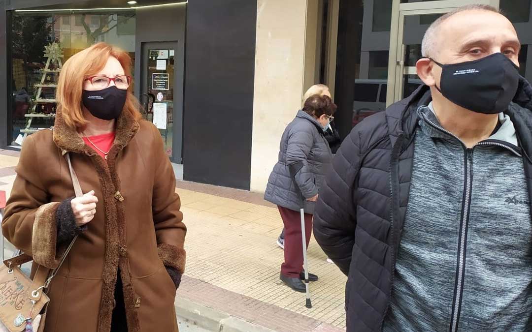 Dos personas portan las mascarillas en defensa del chapurriau./ Grupo Chapurriau Aragonés Oriental