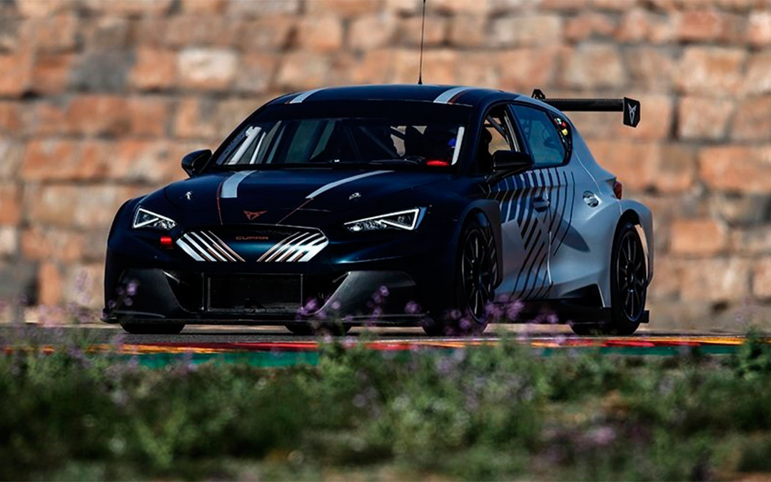 El coche Cupra eRacer ETCR sobre el asfalto de Motorland Aragón./ Twitter de Neil Hudson