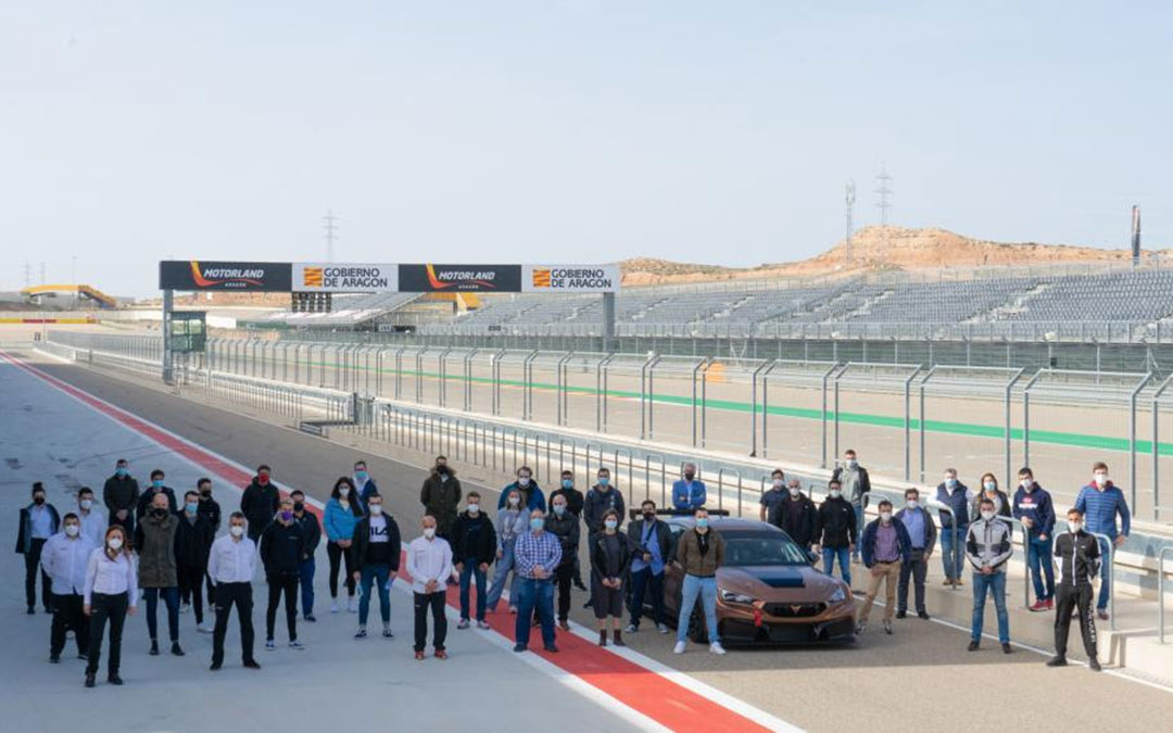 Foto de familia del alumnado del máster de ingeniería Motorsport. / Motorland Aragón