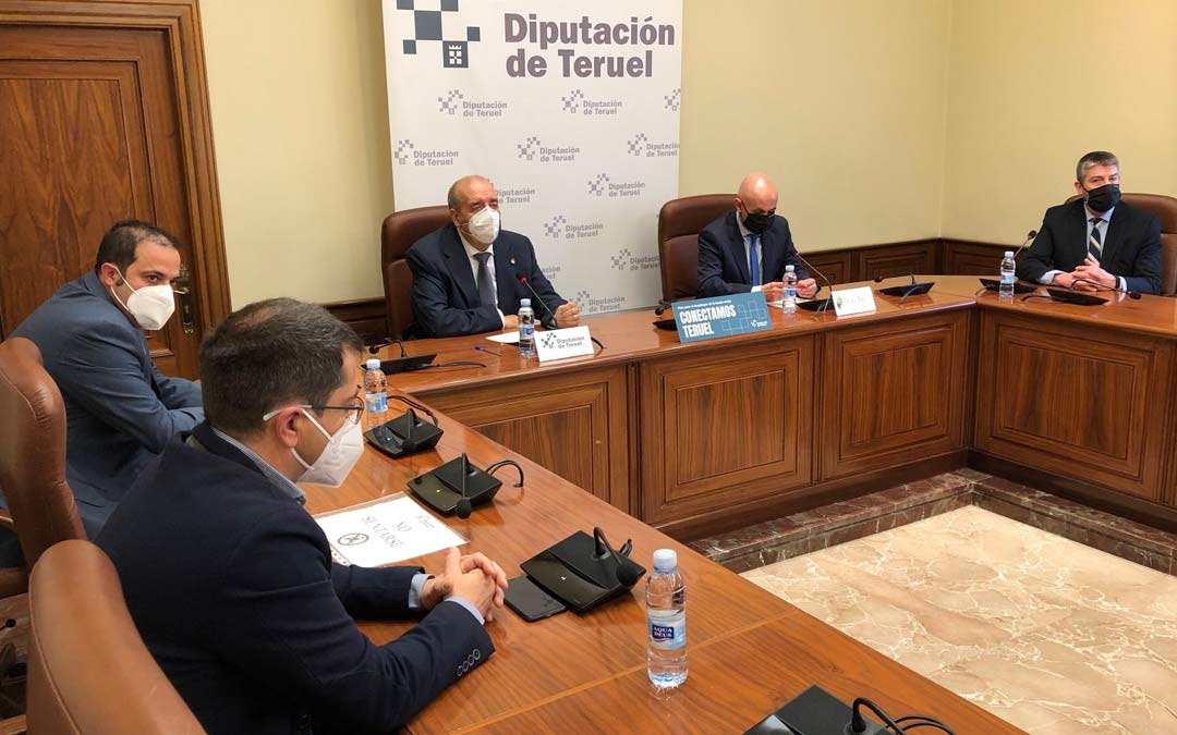 Presentación de la nueva oficina técnica con Manuel Rando y el gerente de Tragsa en Teruel, Miguel Asensio, (en el centro) y el jefe de servicio y el diputado del Área de Nuevas Tecnologías, Luis Dalmau y Antonio Amador, y el gerente de la Unidad Territorial 2 de Tragsa (a los lados)./DPT
