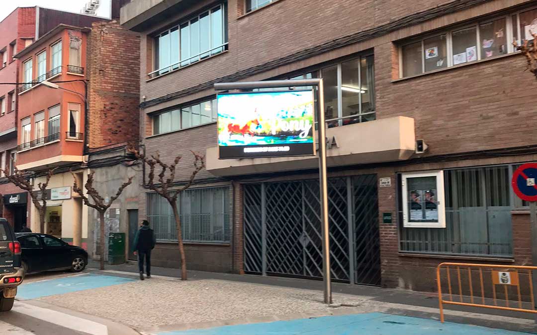 Pantalla recién instalada en la Casa de Cultura, en la calle Gumá. Ayto Caspe.