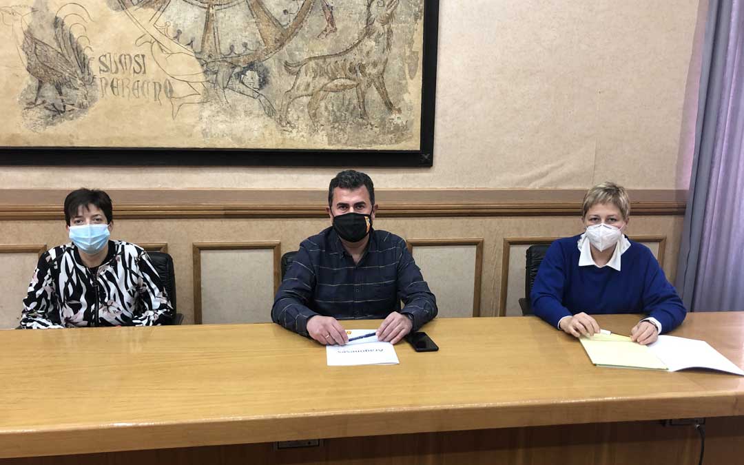 Foto de archivo de los tres concejales del PAR en rueda de prensa. Beatriz Altaba, Eduardo Orrios y Berta Zapater / L. Castel
