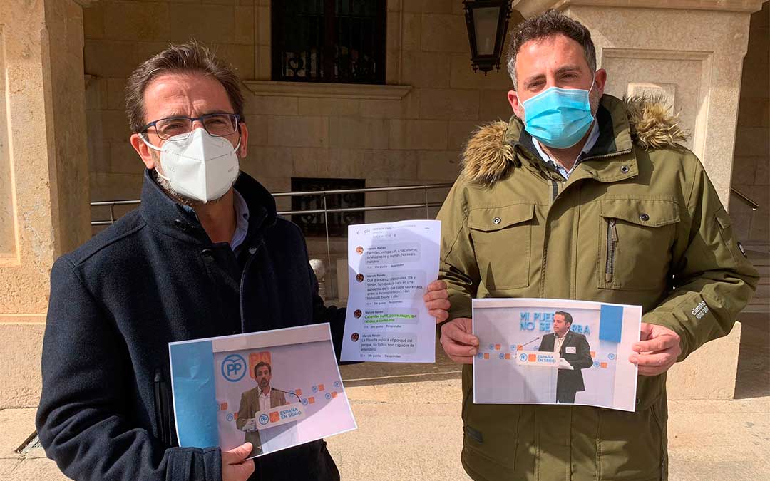 Carlos Boné y Carlos Redón en una comparecencia pública frente a la sede provincial en la plaza San Juan de la capital./ DPT