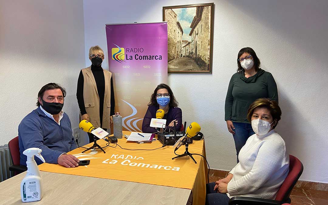 Invitados al programa especial de Radio La Comarca emitido desde el Ayuntamiento de Cantavieja./ L.C.