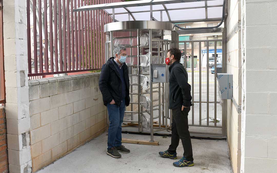 Kiko Lahoz y Carlos Herráez en el torno de acceso a las piscinas de verano / Ayto. Alcañiz