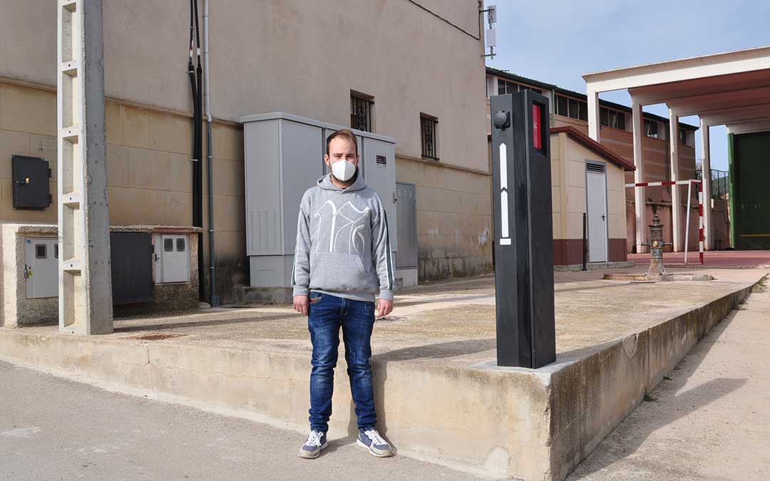 El concejal de cultura, Cristian Berge, junto al poste de recarga eléctrico. J.L.