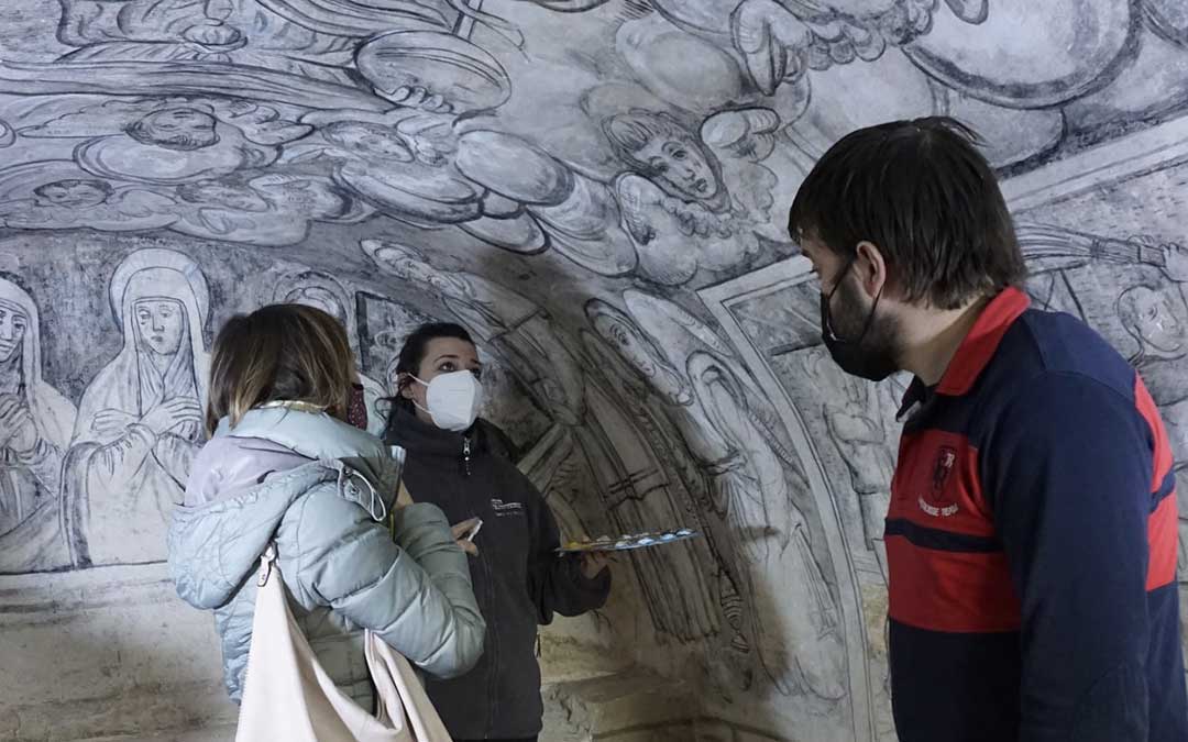Visita de responsables comarcales a los trabajos de restauración de las grisallas, en Bordón./ Comarca del Maestrazgo