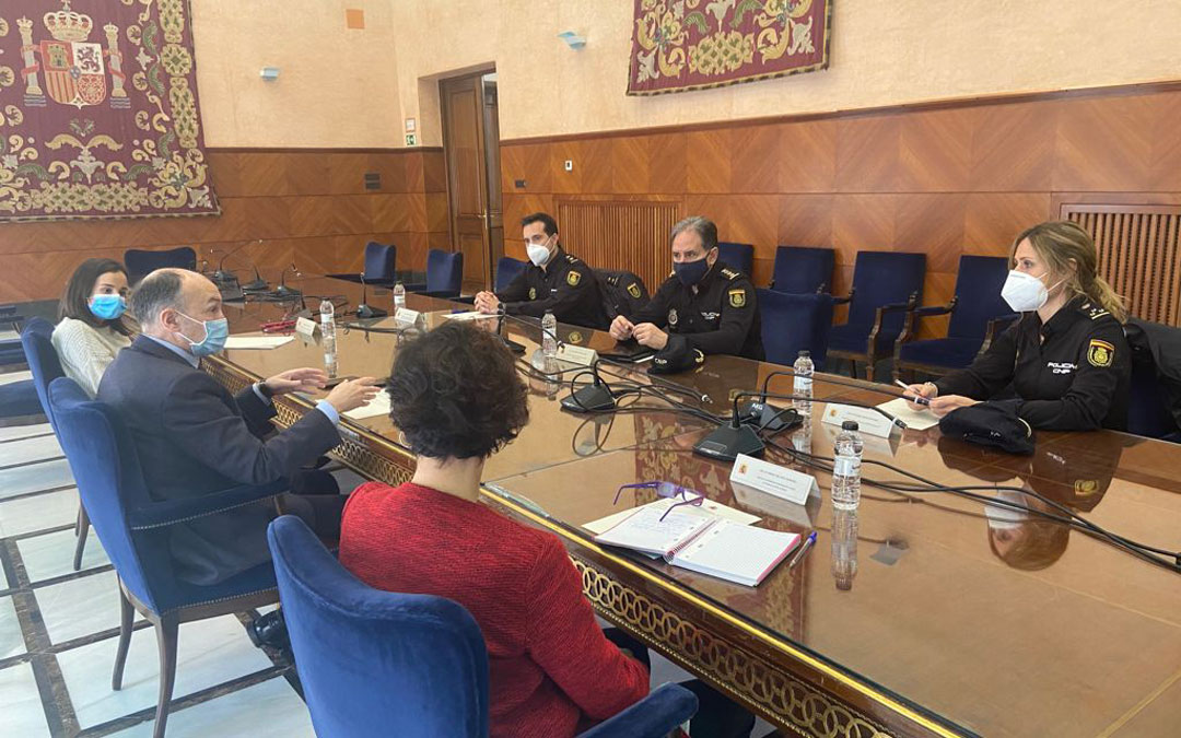 Reunión del subdelegado en Zaragoza con el comisario provicial y responsables de la UFAM. / Delegación gobierno