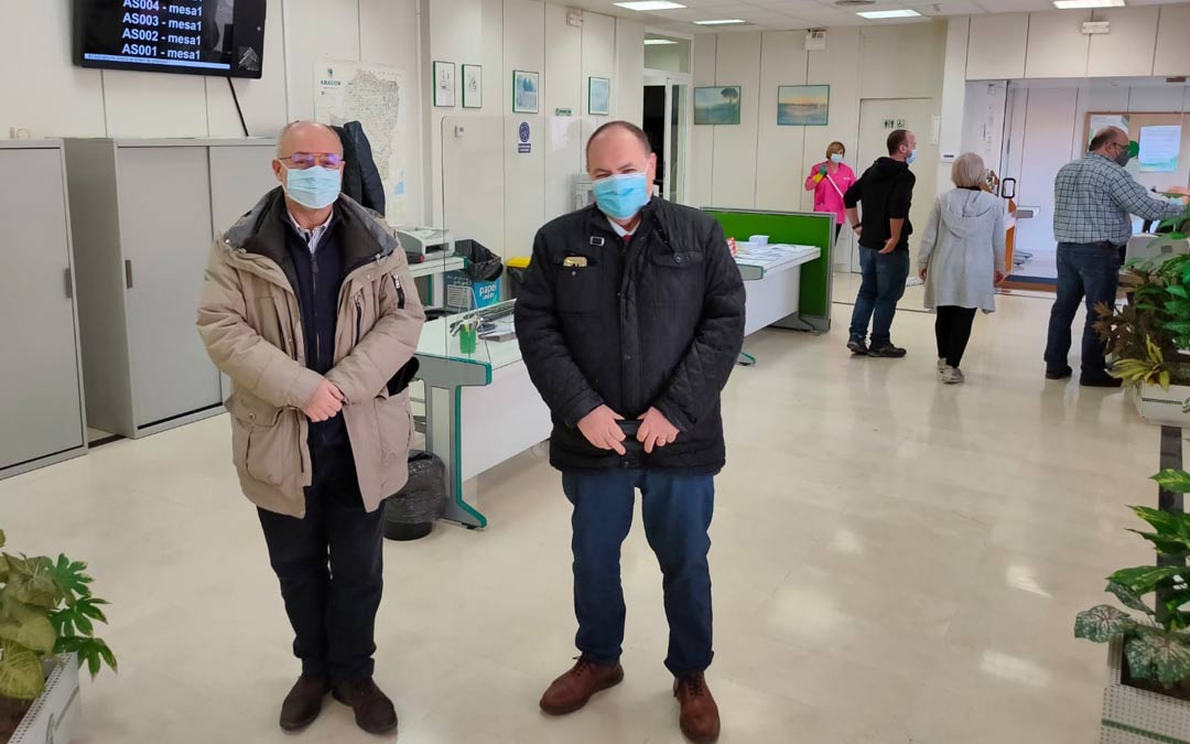 El subdelegado del Gobierno en Teruel, José Ramón Morro, y el director provincial de la Seguridad Social en la provincia, Miguel Ángel Sola./Delegación del Gobierno en Aragón