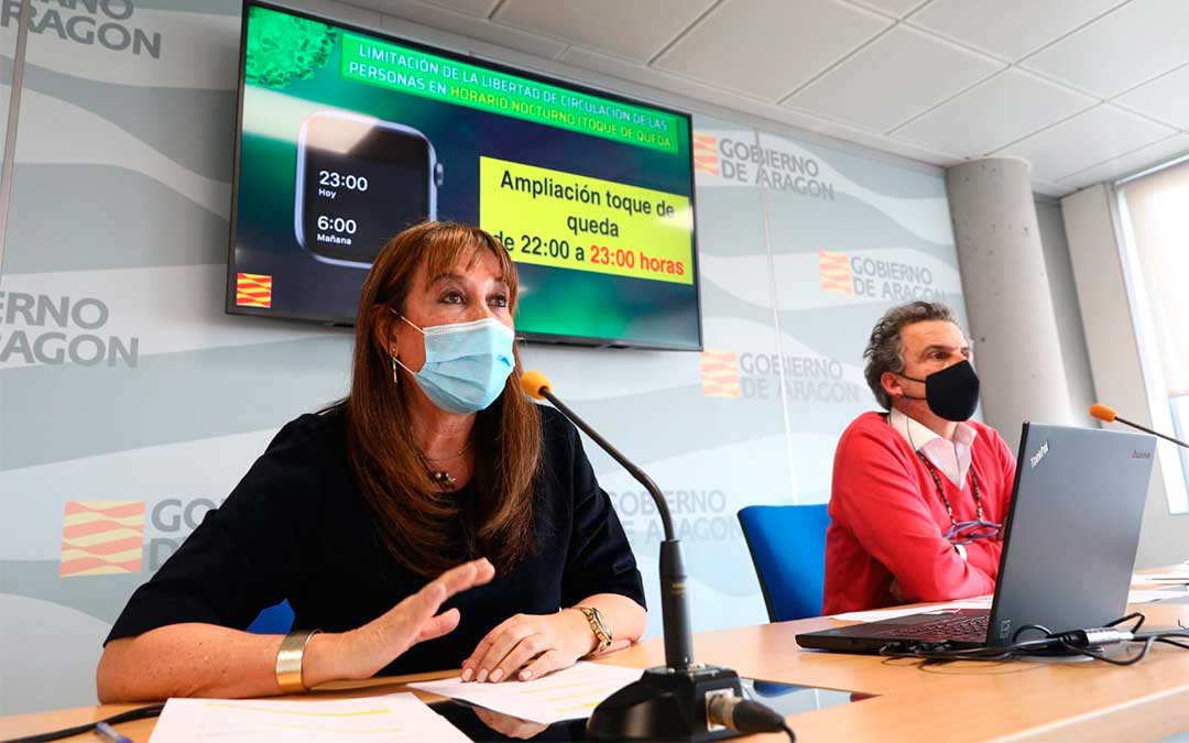 La consejera de Sanidad, Sira Repollés, junto al director general de Salud Pública, Francisco Javier Falo, en la rueda de prensa celebrada este miércoles./ DGA