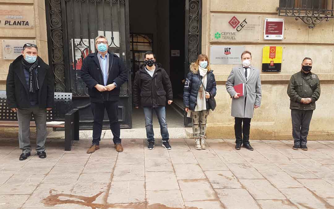 El nuevo presidente Roche Murciano en el centro (de gris) rodeado de miembros de la junta. / TET