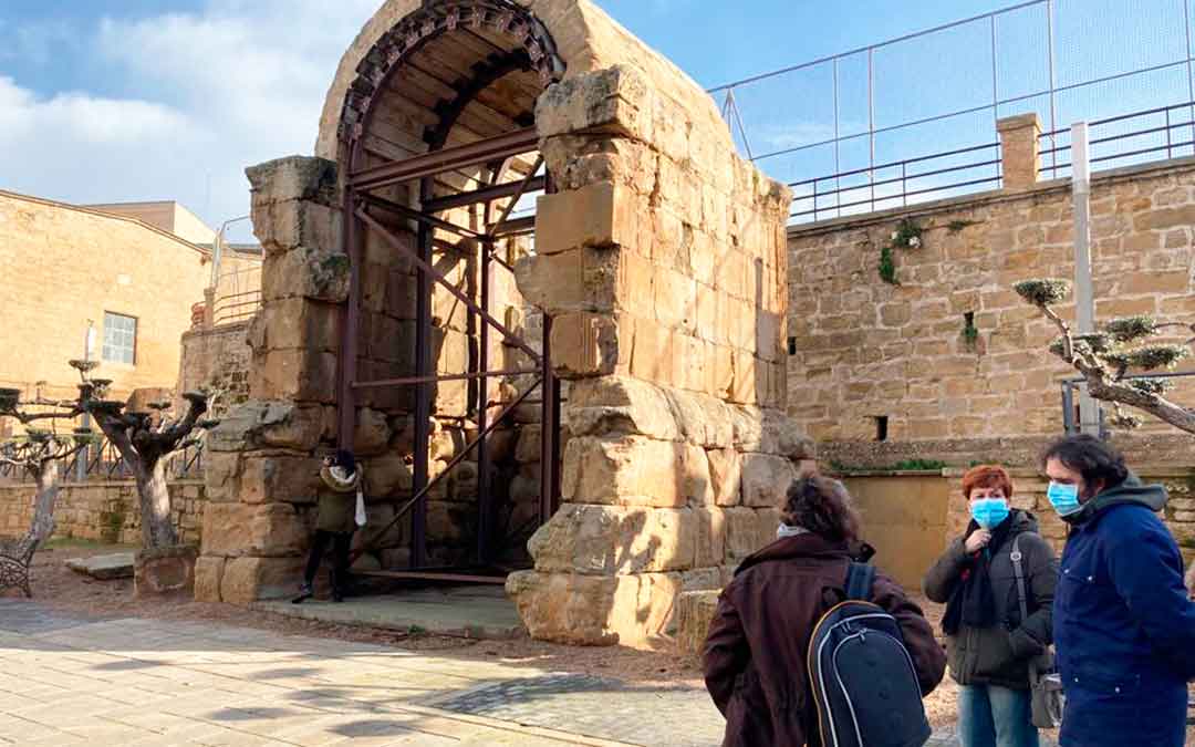 Imagen de la visita a la Tumba de Miralpeix. Ayto Caspe