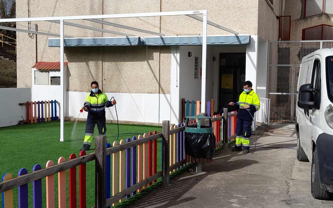 Dos operarios desinfectando las dependencias de la guardería de Utrillas./Ayto. Utrillas