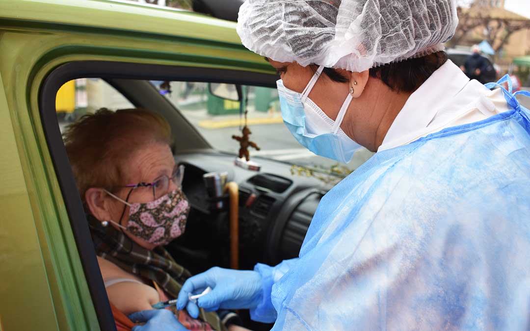 Isabel Barriendos, de 80 años,se ha vacunado desde el coche. L.Q.V.