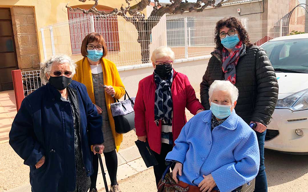 Las chipranescas Josefa Rabinad y Concha Piazuelo. de 93 y 88 años, al llegar al Centro de Salud para recibir su vacuna, acompañadas. Imagen: Ayto Chiprana