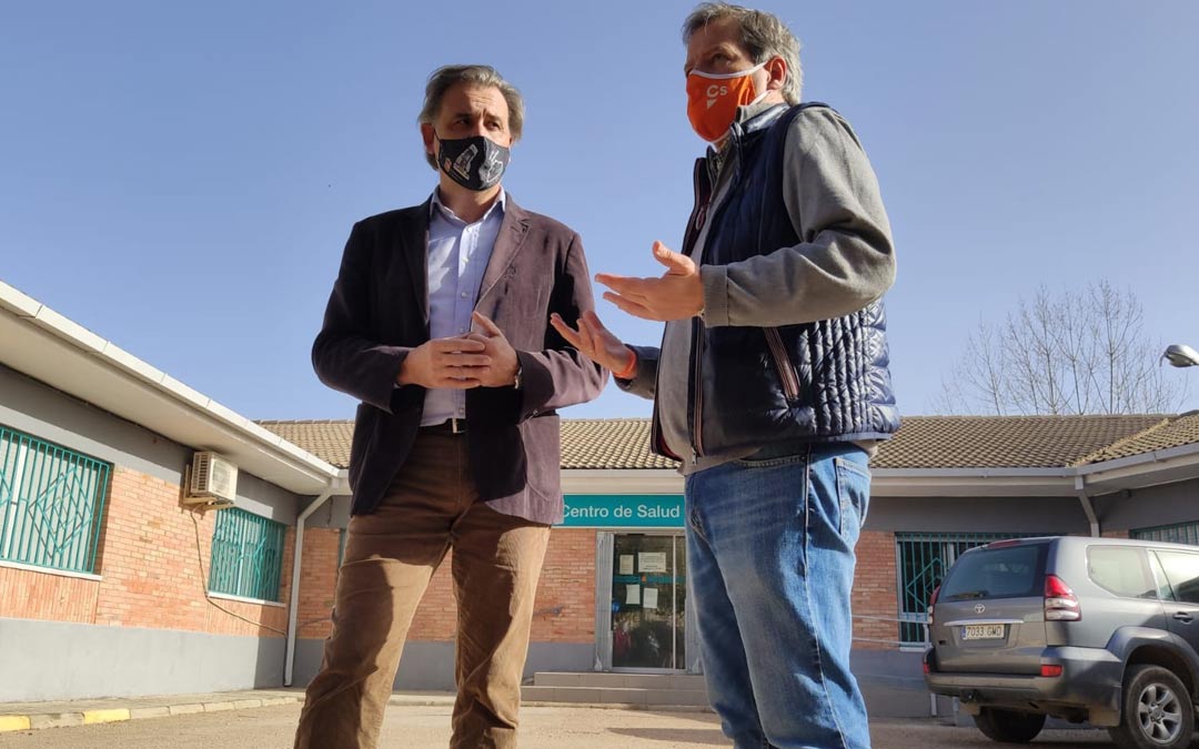 El portavoz de Cs Aragón, Daniel Pérez, durante la visita que ha realizado a Utrillas, junto al alcalde Joaquín Moreno./Cs