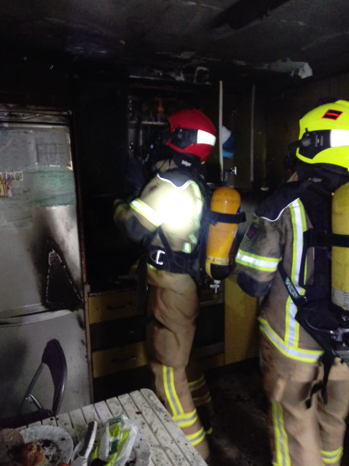 Estado en el que ha quedado la cocina incendiada / Bomberos DPT