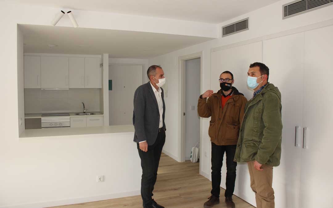 El director provincial de Vetebración del Territorio, Belanche; visitó este jueves las viviendas junto con el arquitecto de DGA Joaquín de Antonio y el arquitecto técnico de la obra, Rubén Esteve. Los pisos tienen cocina-comedor, galería, tres habitaciones y dos cuartos de baño./ L. Castel