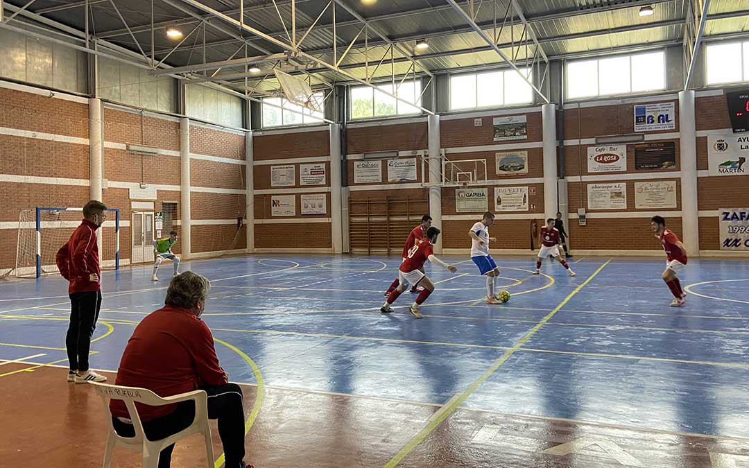 Un jugador del Zafán F.S., rodeado por el equipo zaragozano./ A.M.
