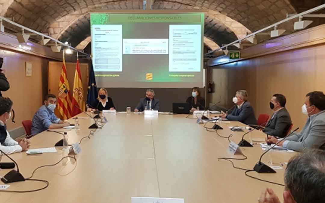 Reunión este jueves en Zaragoza de los consejeros y representantes de los sindicatos y cooperativas agrarias. / LA COMARCA