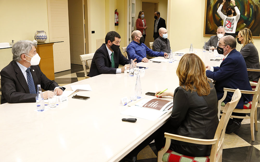 El Presidente de Aragón, Javier Lambán, y la consejera de Economía, Planificación y Empleo, Marta Gastón, se reúnen con los agentes sociales, UGT, CC.OO, Cepyme y CEOE-Aragón. / DGA